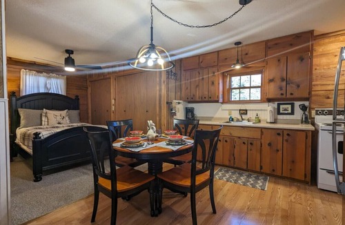 Eureka Springs Cabin | Redbud Valley Cabin 6 Downtown 3mi+Wifi+Pond+Parking