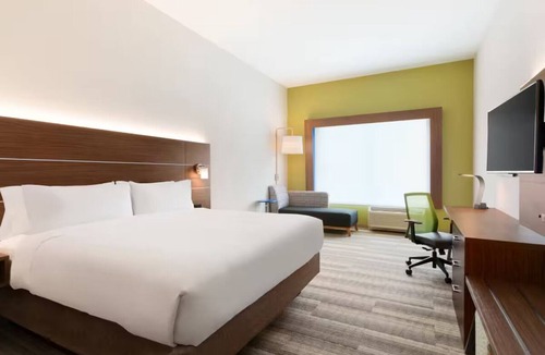 Roselawn Finance Hotel | Refined Room Perfect for Couples Exploring Local Attractions in Cincinnati