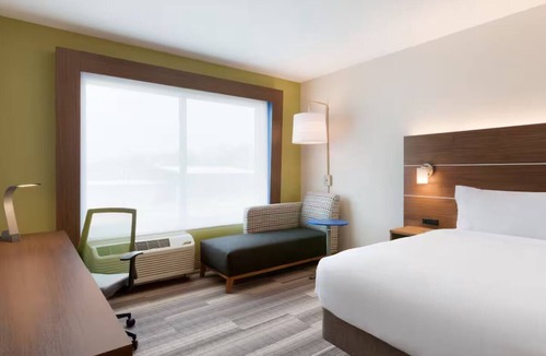 Roselawn Finance Hotel | Refined Room Perfect for Couples Exploring Local Attractions in Cincinnati