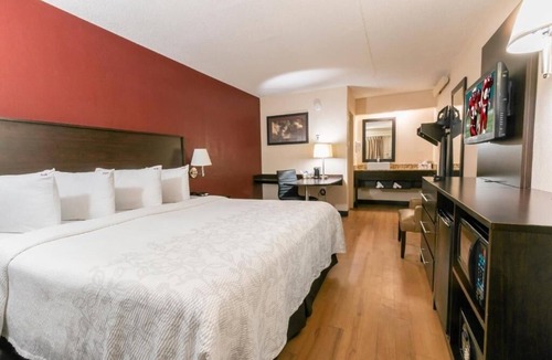 Columbus Hotel | Relax in Practical Room Ideal for Students Visiting OSU