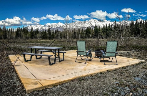 Knik River Cabin | Relax with amazing 360° mountain views in this cozy Alaskan tiny cabin!