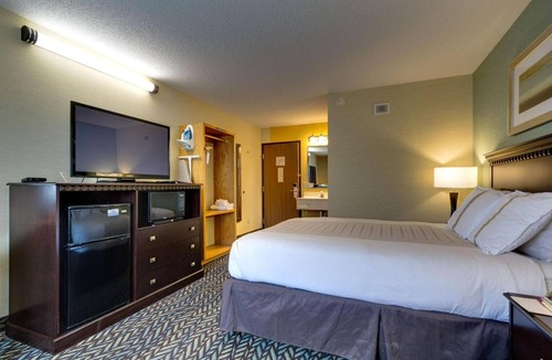 Devils Lake Hotel | Relaxing Devils Lake Suite with Free Parking & Year-Round Pool Access!