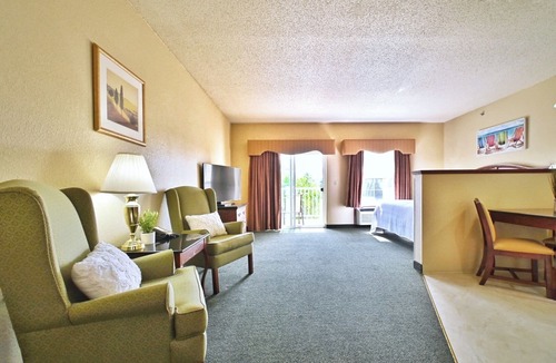 Pembine Hotel | Relaxing Stay w/Poolside Fun, Kayaking & Golf Course Access! Free Parking!