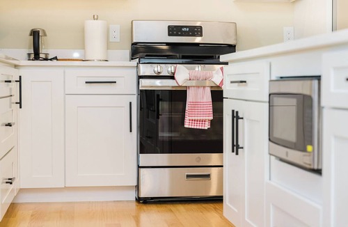 West Codman Hill - West Lower Mills Apartment | Renovated & Bright 3BR 2BA Boston - Parking, Laundry & AC Near Franklin Park 602