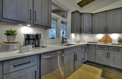 Raccoon Ridge Cabin | River Bend - New listing! Modern mountain luxury with amenities galore!