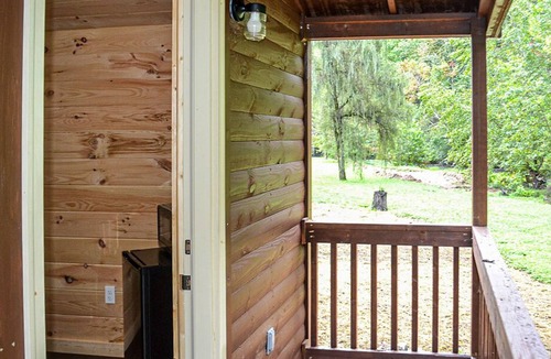 Harrogate Cabin | River Forge Cabin 53 - Cozy and Rustic 1 Bedroom Cabin - Creek Front