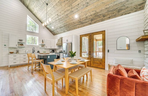 Broken Bow Cottage | Riverfront Broken Bow Cabin w/Private Hot Tub!