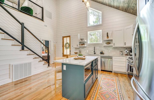 Broken Bow Cottage | Riverfront Broken Bow Cabin w/Private Hot Tub!