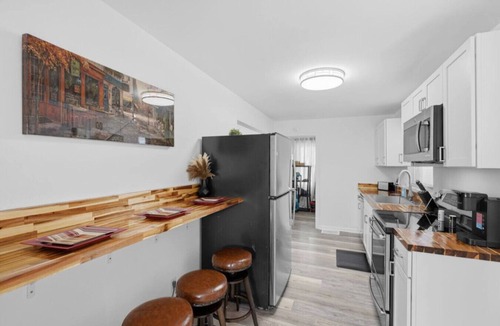 Mount Vernon House | Riverfront Suite! Wi-Fi included!