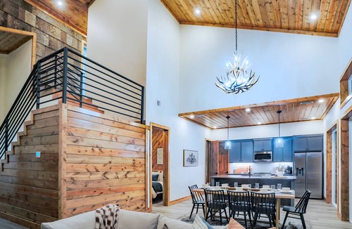 Broken Bow Cabin | Riverside Retreat near Broken Bow - Hot Tub, Riverfront, Sleeps 14