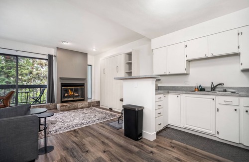 Eagle-Vail Apartment | RiverSide Updated Beauty-Hot Tubs & Summer Pool