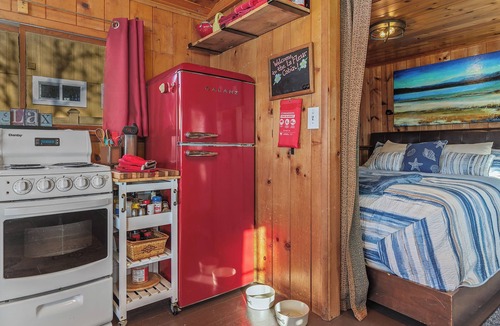 Matlock Cabin | Romantic, Updated 1940's Cabin/Pet Friendly | Waterfront | Fire Pit | Kayaks