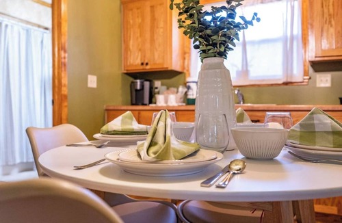 Broken Bow Cottage | Rose Lane/Sleeps 4/Hot Tub/Peaceful