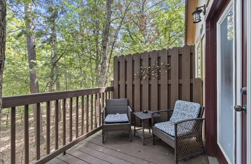 Eureka Springs Cottage | Royal Oak Treehouse with Jacuzzi