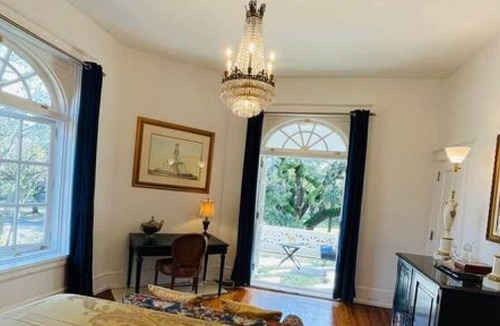 Hannon Park House | Royal Suite! 2Ba/1Ba/HUGE Balcony & Living Room.