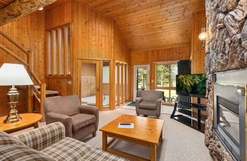 Breezy Point Condo | Rustic 2BR Loft Cabin w/Deck in Pelican Woods