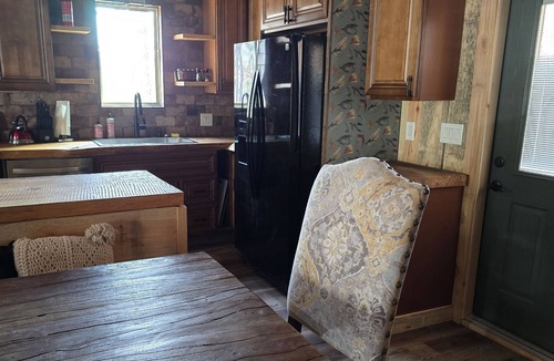Amity Cabin | Rustic Comfort Cabins-Anglers Basin with Hot Tub