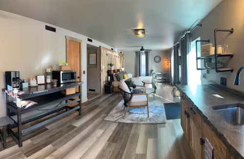 Wisconsin Dells Cottage | Rustic King Cottage @ Sandstone Rustic Retreat