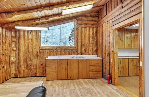 Harding-Birch Lakes House | Rustic Retreat With Stunning Mountain Views 3 Bedroom Home