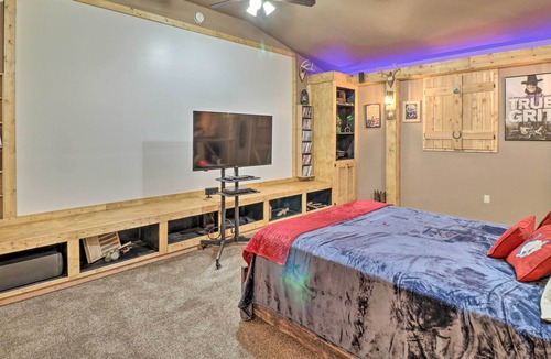 Harrison Apartment | Rustic ‘Sims City’ Studio Cabin w/ Home Theater!