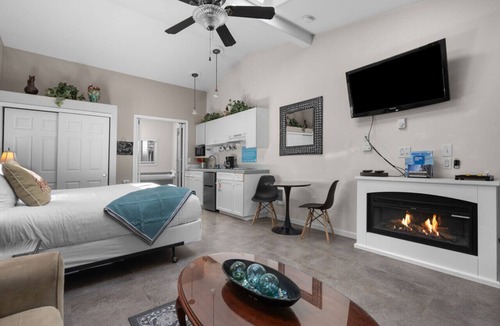 Downtown Cannon Beach Cottage | Sandals Inn Spa Suite & Cabana: Steps to Beach | Dog-Friendly