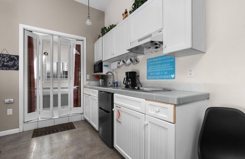 Downtown Cannon Beach Cottage | Sandals Inn Spa Suite & Cabana: Steps to Beach | Dog-Friendly