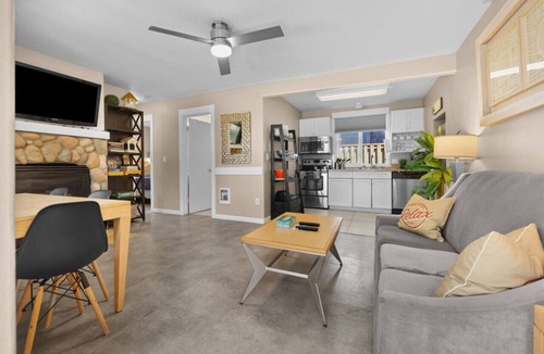 Downtown Cannon Beach Cottage | Sandals Inn Spa Suite & Cabana: Steps to Beach | Dog-Friendly