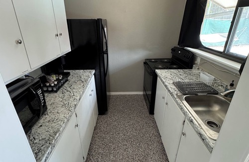 South Tulsa House | Secluded Studio-Style 1-Bed/1-Bath Poolhouse in Southern Hills/Tulsa w/Pool