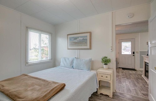 Grayland House | Shell Collector Cottage 2-Bed by the Sea w fireplace