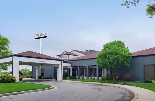 South Kansas City Hotel | Shopping and Dining in Downtown Kansas City! FREE Parking, Swimming Pool!
