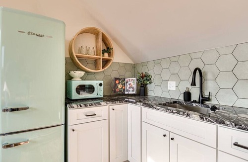 Lockerbie Square Apartment | Skyline View Condo, Best downtown spot, Park FREE!