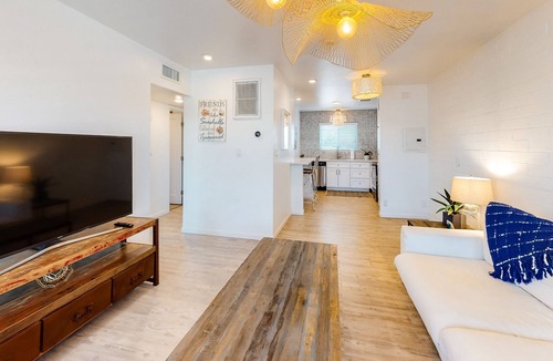 Feldman's Condo | Sleek condo with on-site pool & grilling area - wifi, w/d, central ac - dogs ok