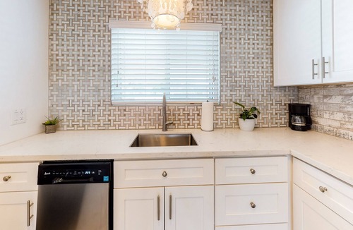 Feldman's Condo | Sleek condo with on-site pool & grilling area - wifi, w/d, central ac - dogs ok