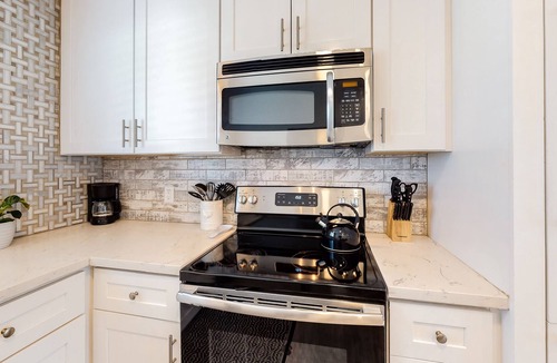 Feldman's Condo | Sleek condo with on-site pool & grilling area - wifi, w/d, central ac - dogs ok
