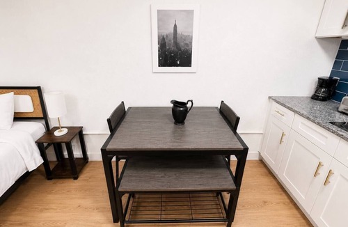 St. Johns Apartment | Sleepover | Bright Studio + Gym - Austin TX