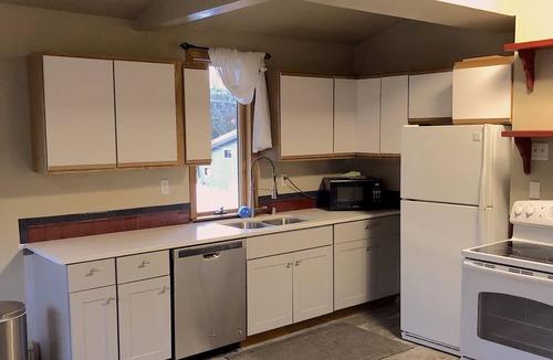 Mendenhaven House | Sluice Box - Affordable, Convenient, and near Mendenhall Glacier- DISCOUNTS ON TOURS!