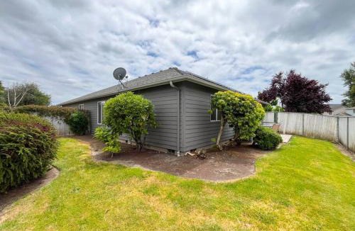 Keizer House | Solar Half-Plex with Chic Style in Country Glen