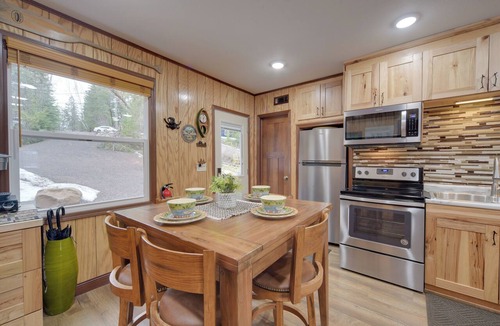 Solon Springs Cottage | Solon Springs Getaway w/Dock & Kayaks!