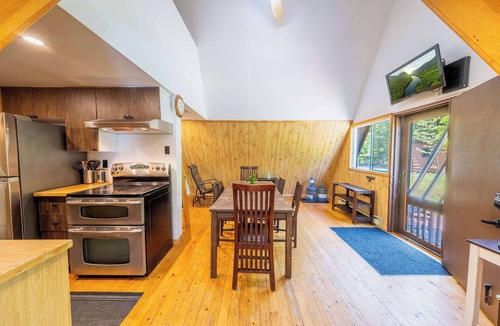 Portneuf Regional County Municipality Ski Chalet | Spa & Waterfront Relaxation | Le Chalet EDGAU