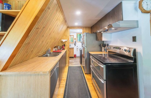 Portneuf Regional County Municipality Ski Chalet | Spa & Waterfront Relaxation | Le Chalet EDGAU