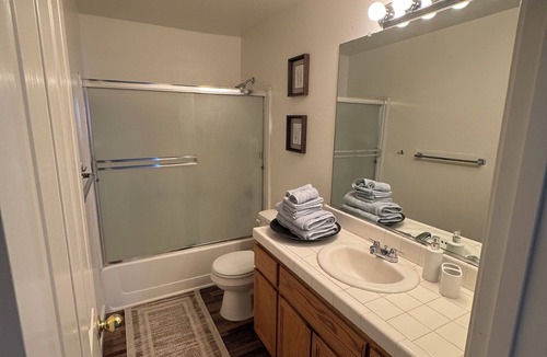 Turlock House | Spacious 4bdr 2bth vacation retreat