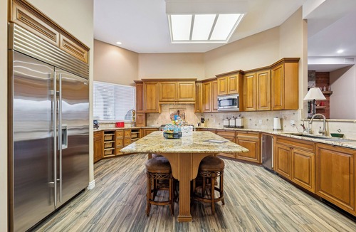 Val Vista Lakes House | Spacious 4BR , 3 bath Family Home - Spa Pool and Water View