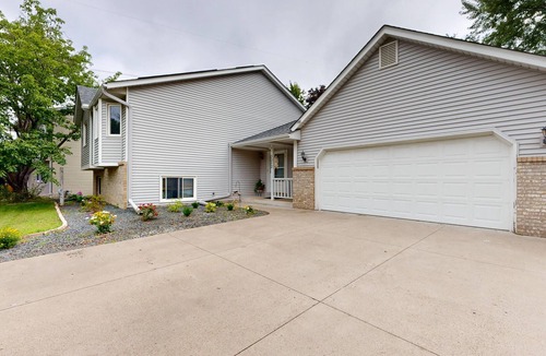 Maplewood House | Spacious 5-bedroom house in delightful Saint Paul with large deck and dining