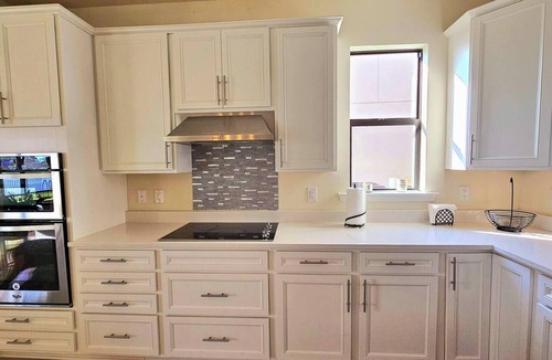 Three Oaks House | Spacious 5BR Poolside Retreat/Heated Pool/Lake view/Sleeps 10-12