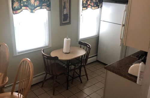 The Port House | Spacious Apt. 2 car free parking great location.