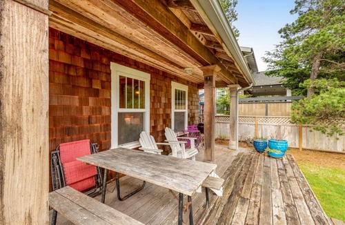 Gearhart House | Spacious Cottage with Enclosed Yard - Walk to the Beach Weddings Welcome