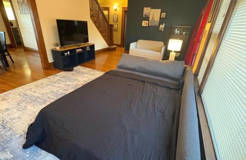Columbus House | Spacious, Family Friendly 4BR, 5Qn Beds with Garage in Columbus