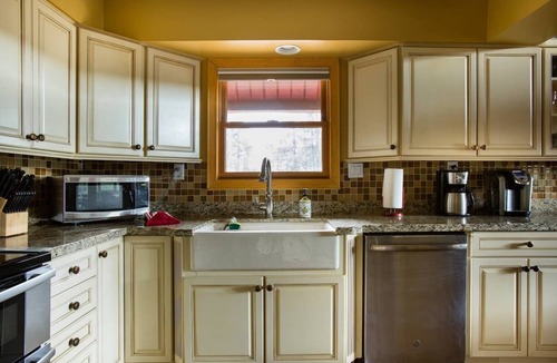 Highland Pines Cabin | Spacious Forest View Prescott Cabin with Game Room, Large Deck & Family Friendly