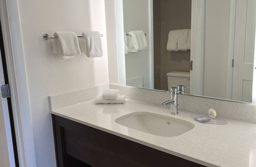 Cary Hotel | Spacious Good-Value Accommodation! Full Kitchen, Free Breakfast, Swimming Pool!