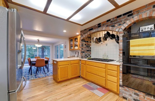 Grants Pass Cottage | Spacious Grants Pass Home w/Hot Tub & Views!